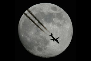 plane-in-front-of-the-moon